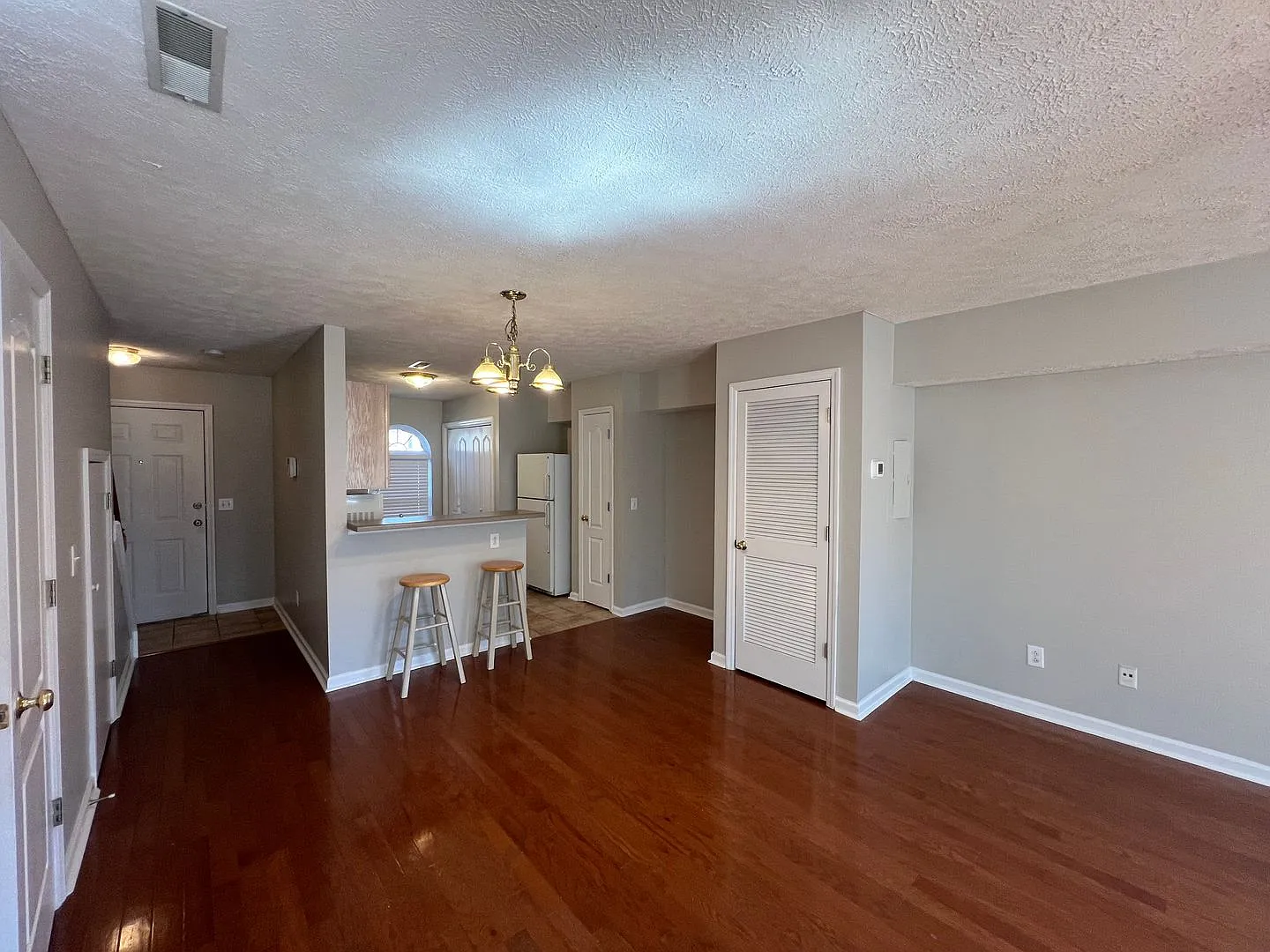 Nice 2 Bedroom, 2.5 Bath Townhome - Close to MTSU! Available now — Photo 4