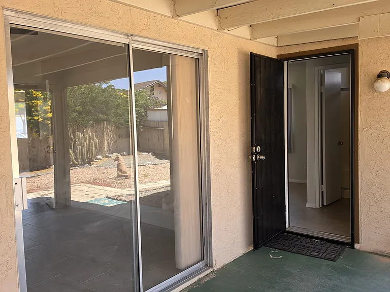 Corona St — Photo 23