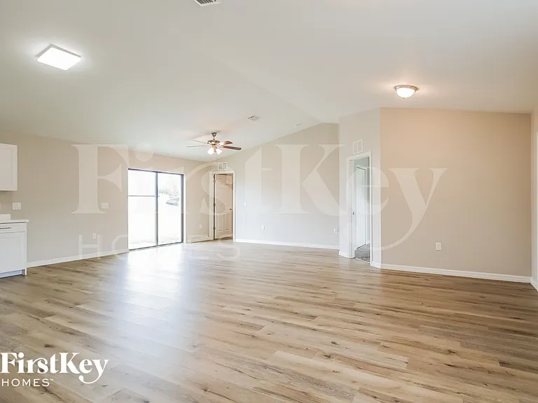 3008 45th St SW — Photo 5