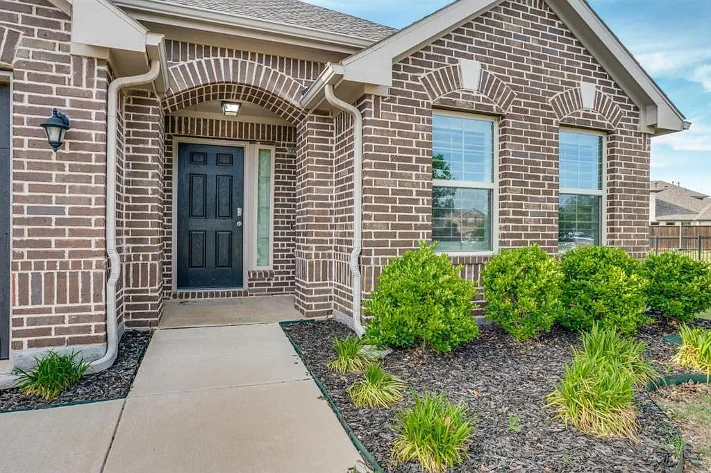 4 bed, 2071 sqft, $2,500 — Photo 2