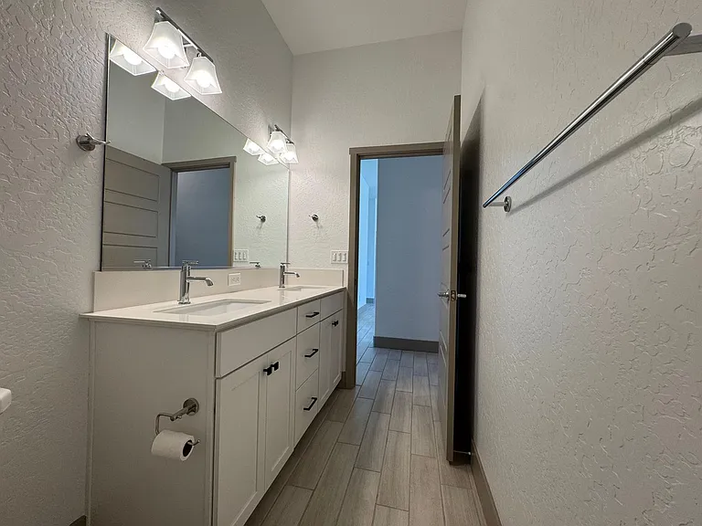 2637 W Andrew Ln — Photo 32