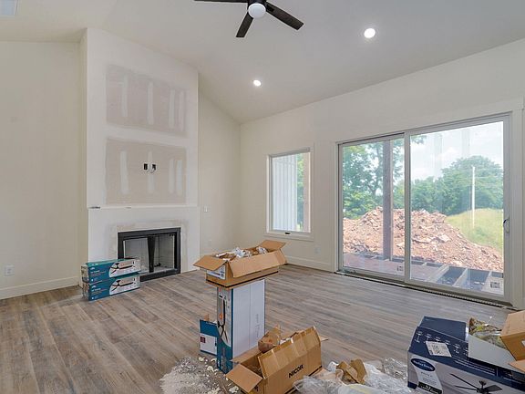 3rd image of 4972 S Sycamore Avenue