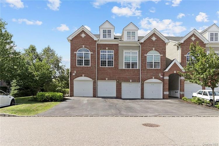 1st image of 921 Balsam Dr
