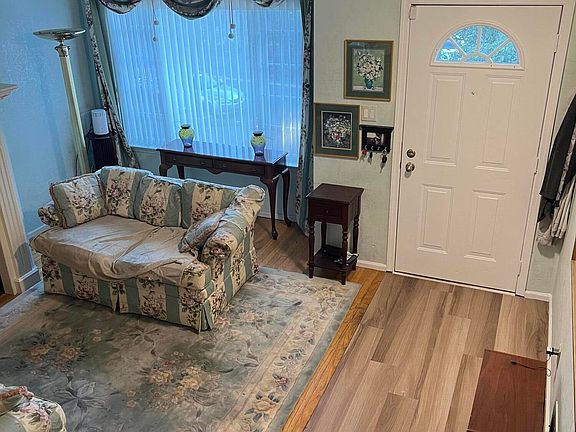 5th image of 271 Seguine Ave