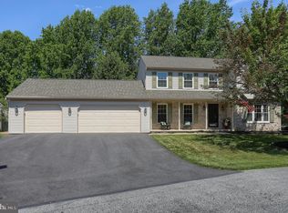 15 Oak Knoll Cir, Lebanon, PA 17042