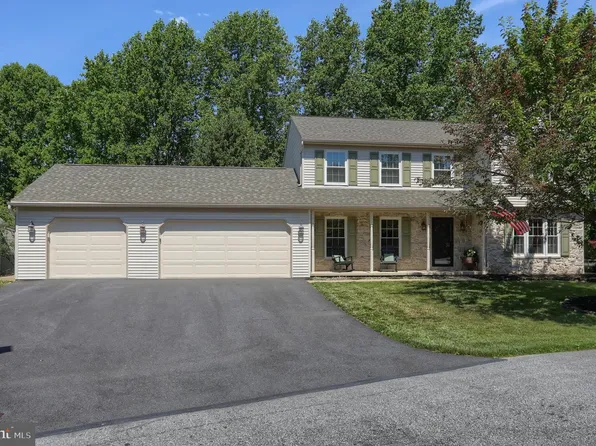 15 Oak Knoll Cir, Lebanon, PA 17042