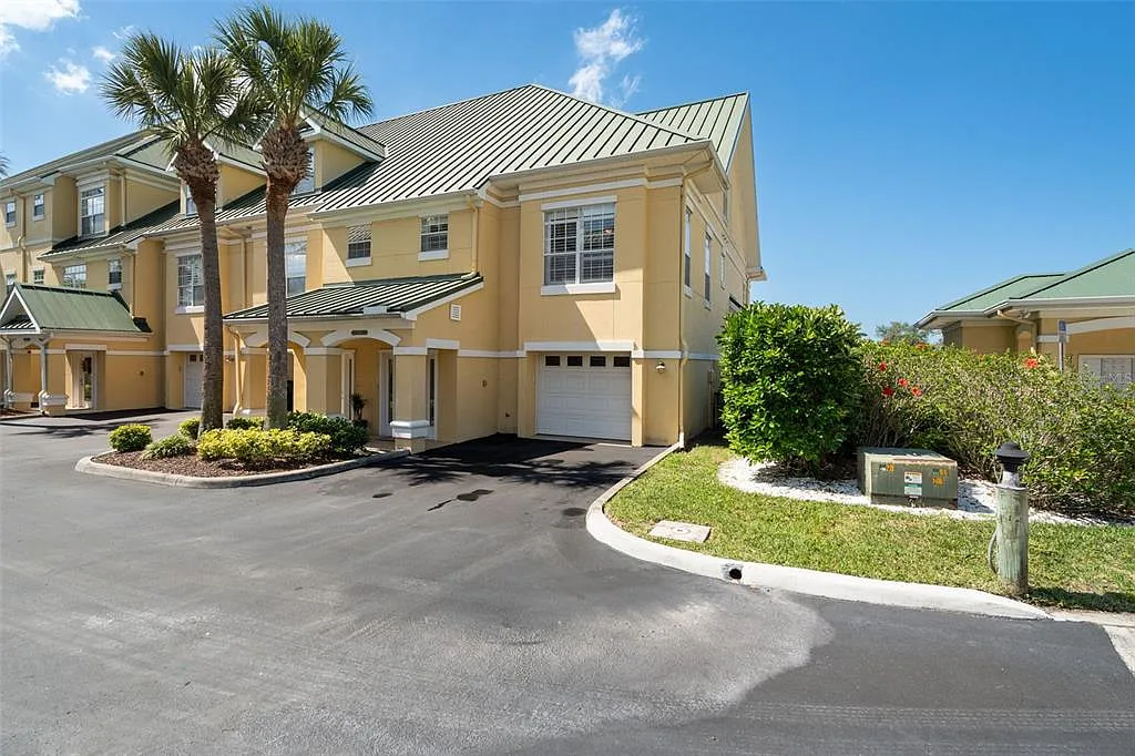 3 bed, 2.5 bath, 2350 sqft, $6,200 — Photo 2