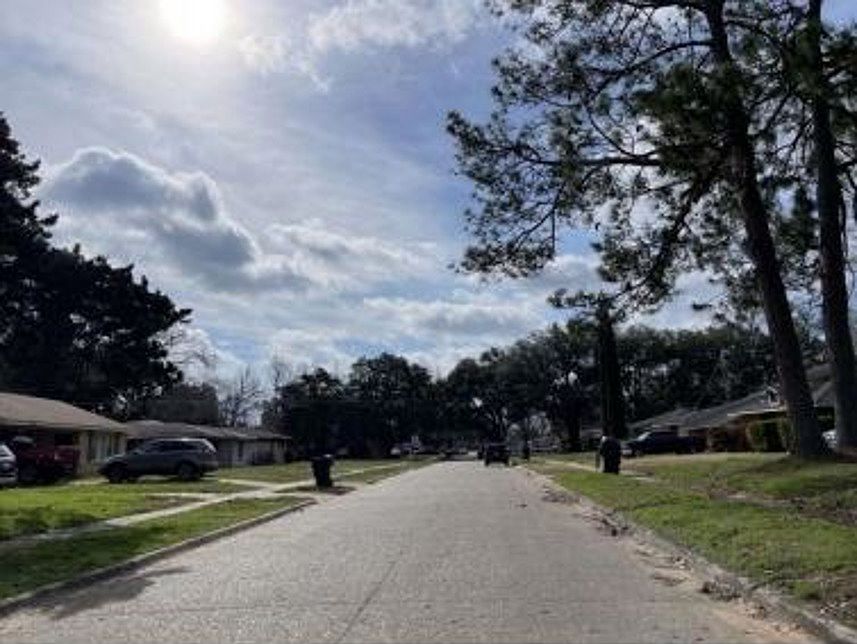 Exterior Neighborhood (street photo)