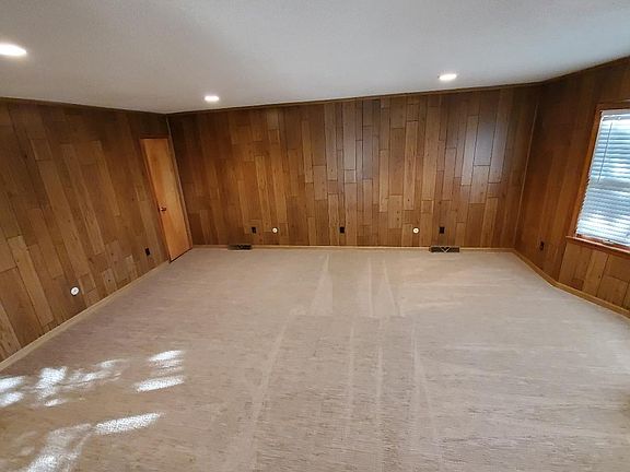 4th image of 563 Troost Ave