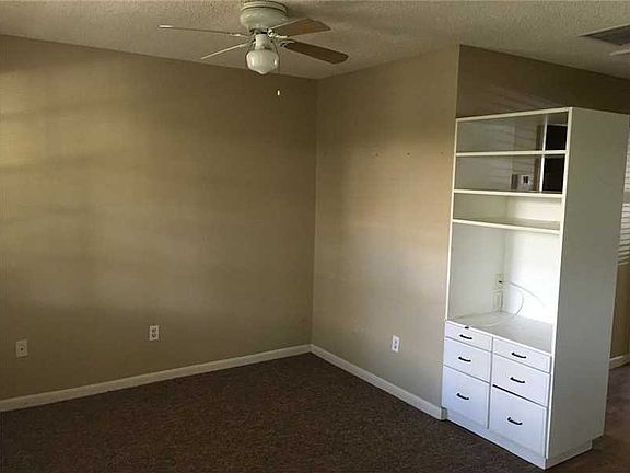 3rd image of 810 SE 18th St