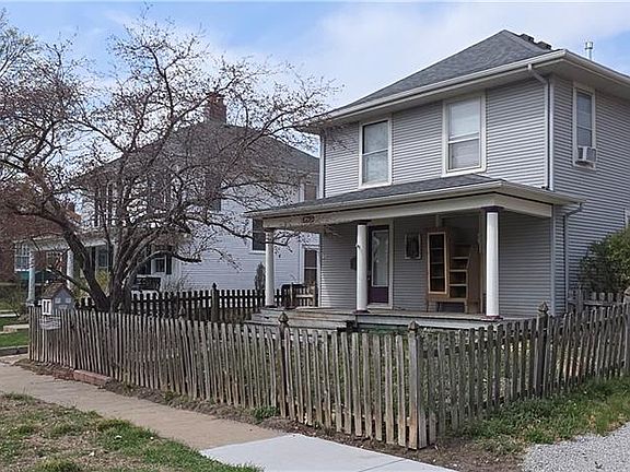 3rd image of 306 E Franklin St