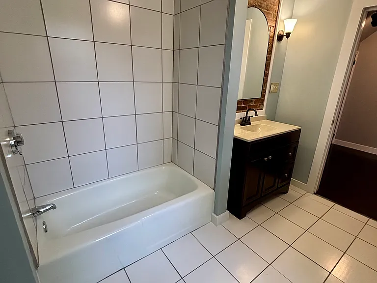 11-13 Elm St #11 — Photo 6