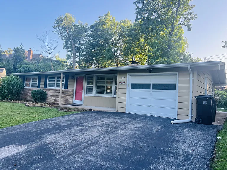 615 Crest Ct — Photo 3