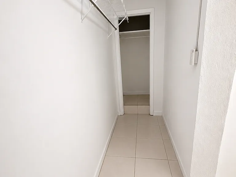 214 W Elm St — Photo 11