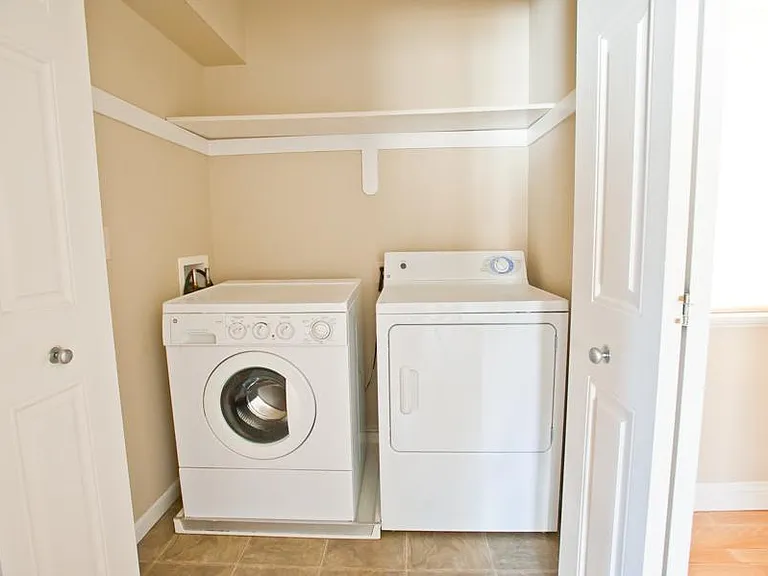 3255 N Oakland Ave #UPPER — Photo 23