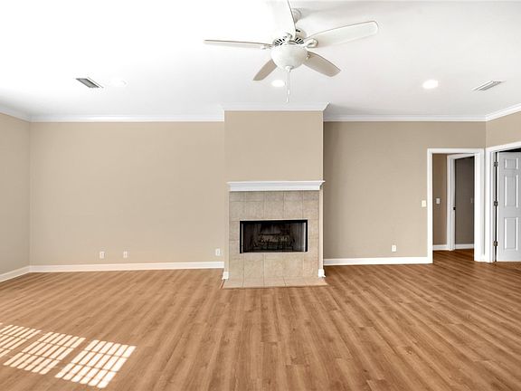 4th image of 161 Huntington Cir