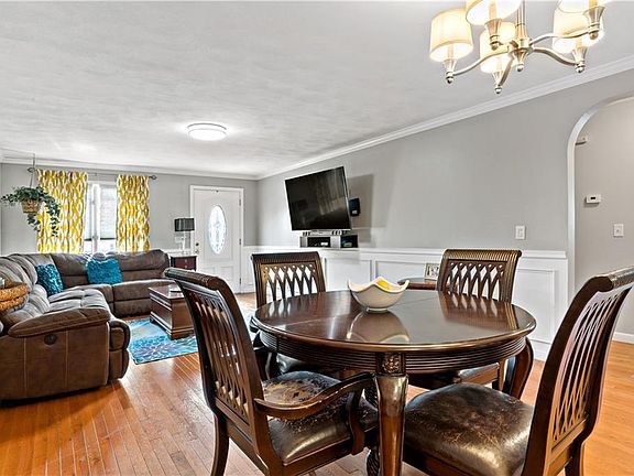 4th image of 61 Ingraham St