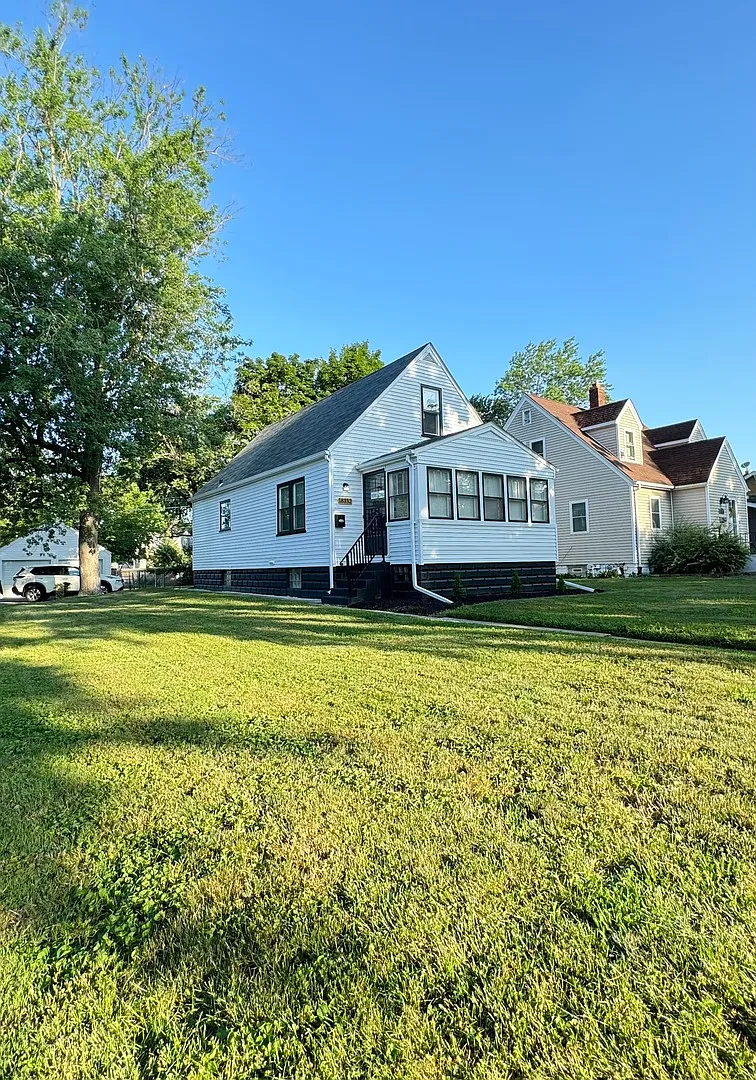 18332 Roy St photo 1