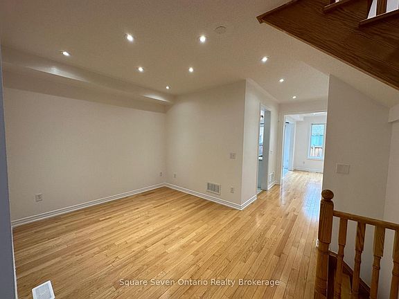 3rd image of 34 Vanderpool Cres