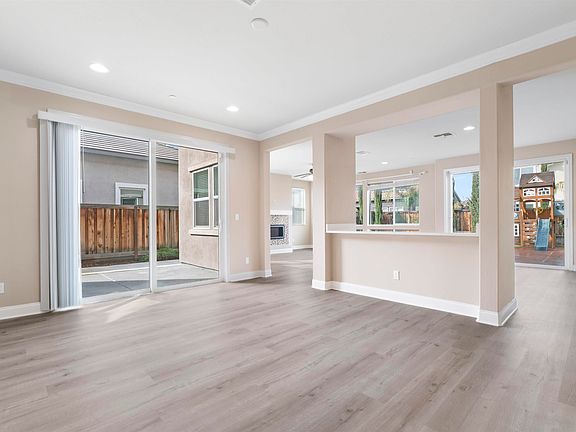 2nd image of 967 Dainty Ave