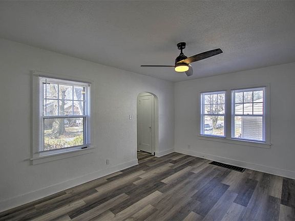 4th image of 230 S 16th St