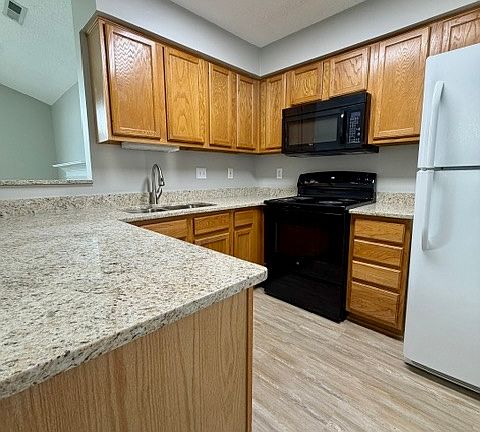 4th image of 309 Waters Edge Ln