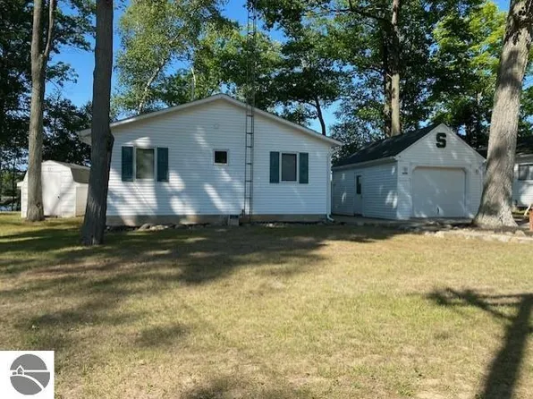 3509 Lakeshore Dr, Lupton, MI 48635