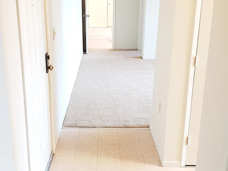 Sunset Vista Apartments — Photo 14