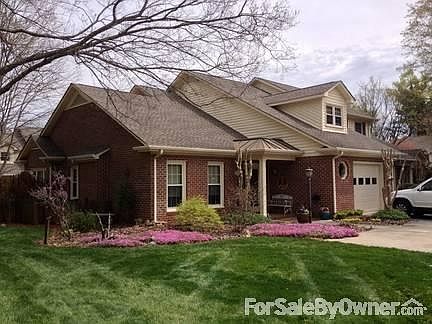 FRONT VIEW
						:
						Beautiful landscaped yard. Biggest lot of all the units.