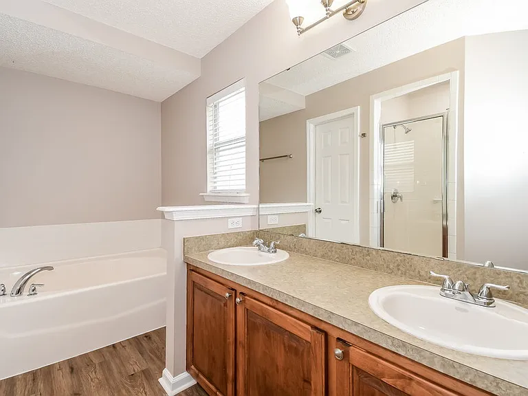 2908 Majestic Oaks Ln — Photo 11