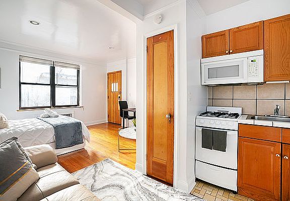 2nd image of 210 W 17th St APT 4R