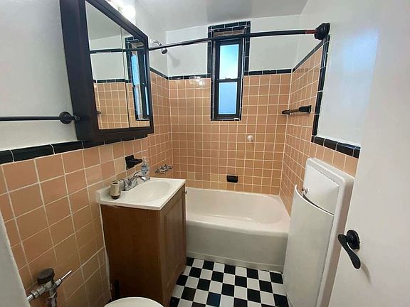 5th image of 140-50 Burden Cres APT 1H