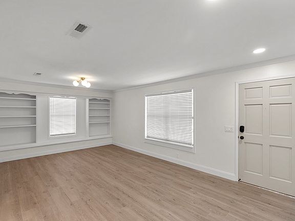3rd image of 304 Marquis Dr