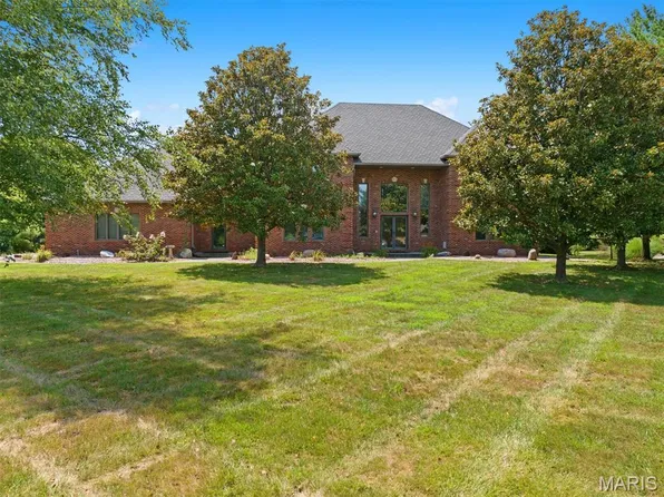 517 E Waters Edge Dr, Shiloh, IL 62221