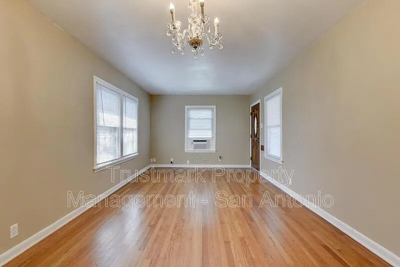 2 bed, 1.0 bath, 840 sqft, $1,300 — Photo 3