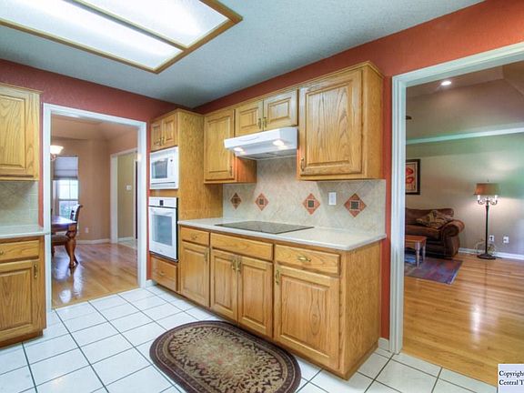 3rd image of 909 Queens Dr