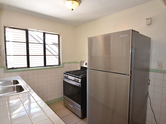 5th image of 4211 North Ave #5