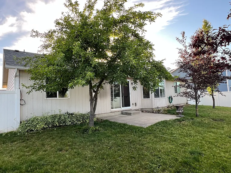 433 S Aspen St — Photo 9