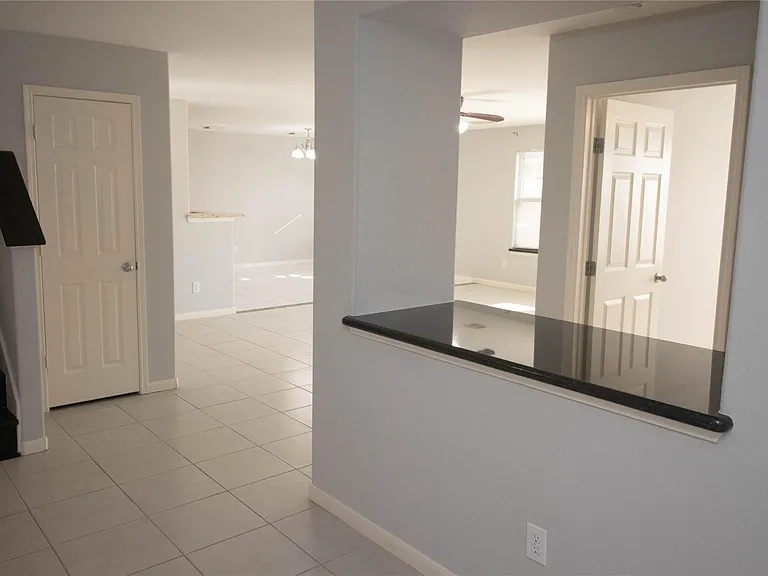2202 Crossmill Ln — Photo 5