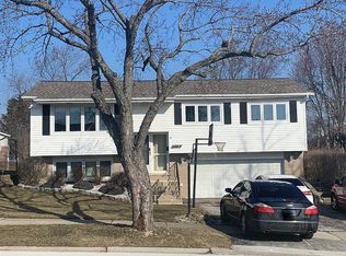 9112 Sycamore Dr, Hickory Hills, IL