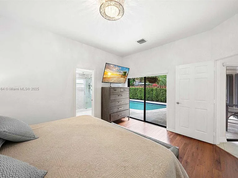 NW 18th Pl — Photo 15