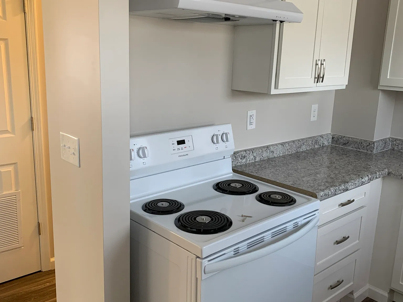 3 bed, 921 sqft, $1,490 — Photo 4