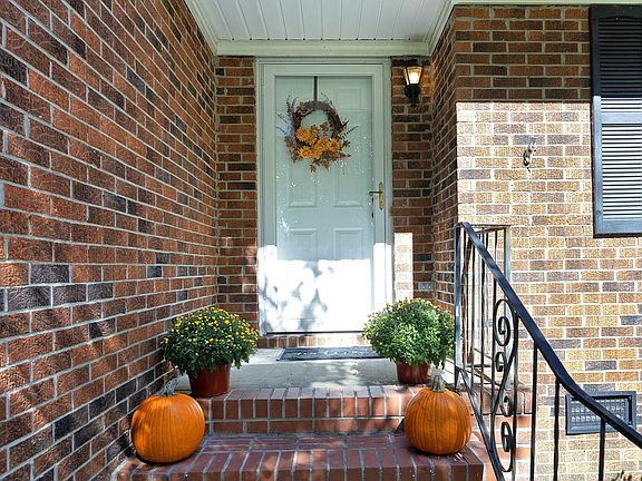 4th image of 44 White Oak Dr