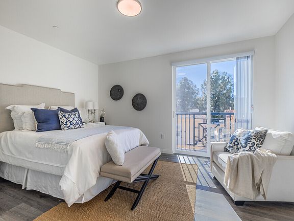 3rd image of 10132 Commerce Ave #202