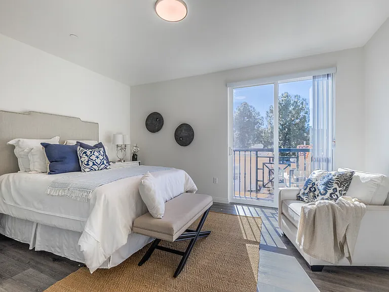 10132 Commerce Ave #202 — Photo 3