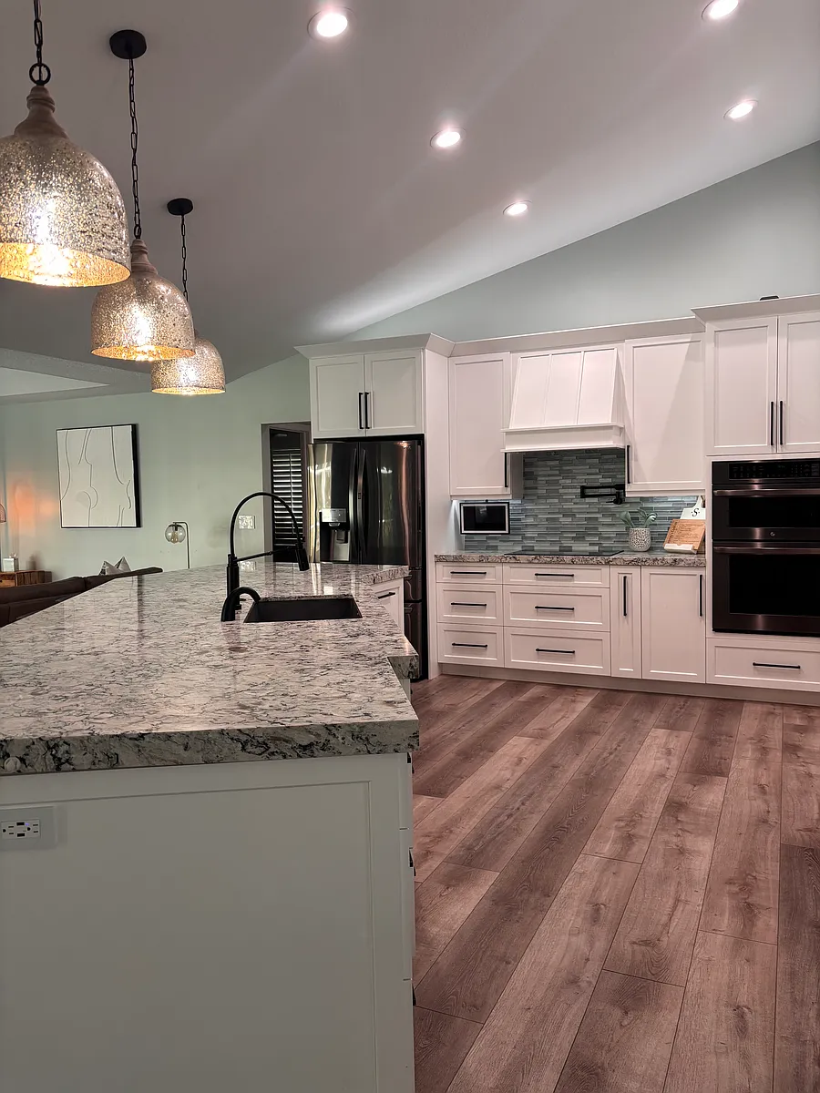 Extremely large island with enough seating for 6, 2-inch granite slab adding a very elegant vibe. - 534 SE Southwood Trl