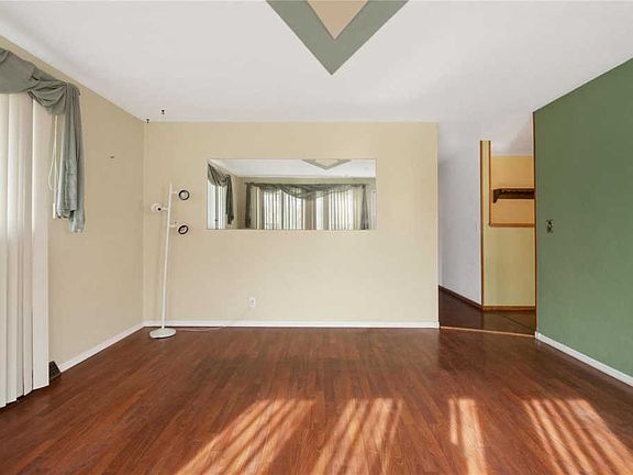 4th image of 15 Marian Dr