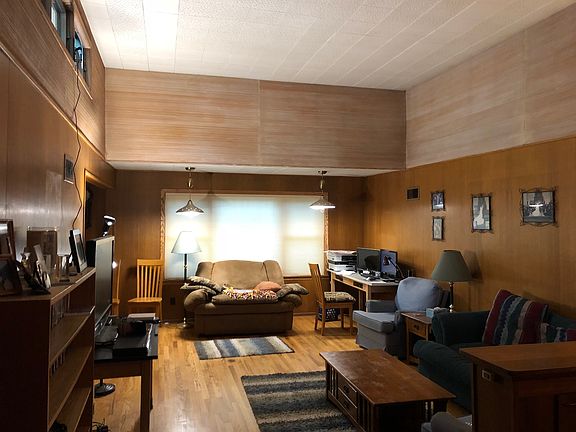 Living w/vaulted ceiling