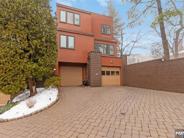 55 Hidden Ledge Rd, Englewood, NJ 07631