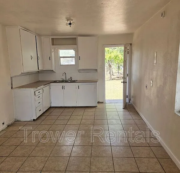 923 Patton Dr — Photo 10